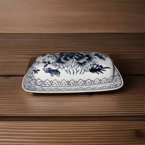 Hung Arts Blue White Floral Ceramic Butter Dish with Lid Made In Hong Kong - Picture 4 of 16